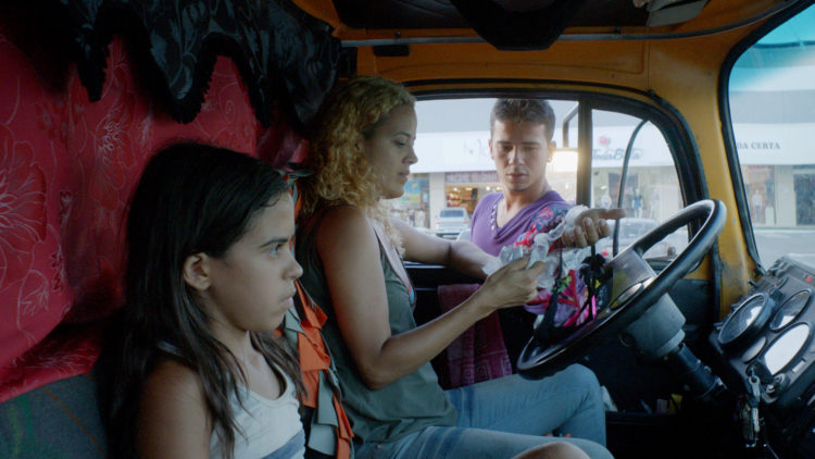 Cacá (Alyne Santana) og moren Galega (Maeve Jinkings) bor i lastebilen i Neon Bull. (Foto: Arthaus)