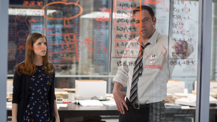 Wolff (Ben Affleck) får hjelp av Dana (Anna Kendrick) til å knekke tall i The Accountant. (Foto: SF Studios)