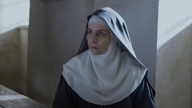 Abbedissen (Agata Kulesza) beskytter sine nonner i Agnus Dei. (Foto: Tour de Force)