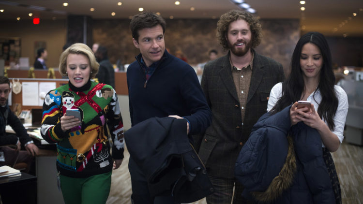 Kate McKinnon, Jason Bateman, T.J. Miller og Olivia Munn i Office Christmas Party. (Foto: Nordisk Film Distribusjon AS)
