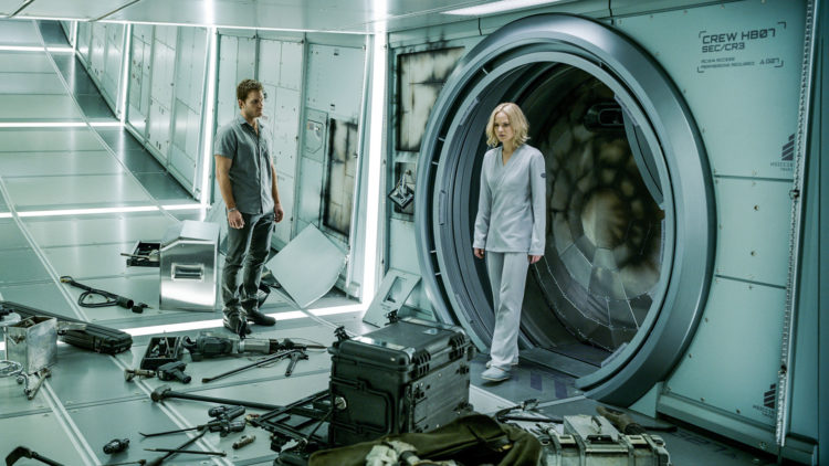 Aurora (Jennifer Lawrence) og Jim (Chris Pratt) forsøker å komme seg inn i kontrollrommet i Passengers. (Foto: United International Pictures)