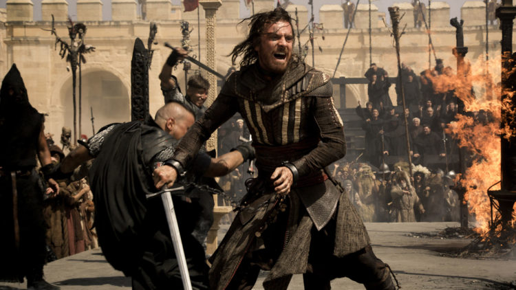 Aguilar (Michael Fassbender) stjeler Edens eple i 1492 i Assassin's Creed. (Foto: 20th Century Fox) 