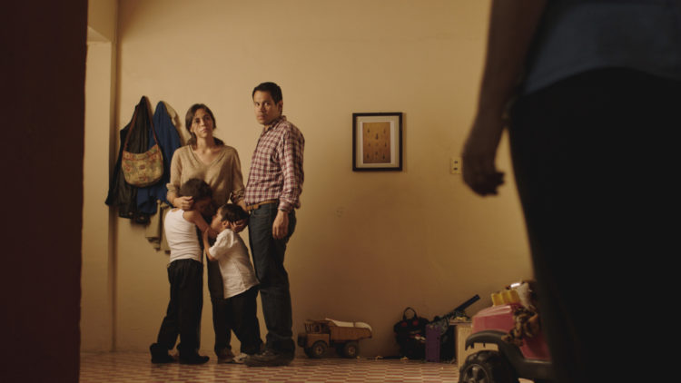 Alejandra (Ruth Ramos) og Ángel (Jesús Meza) med sine to barn i Det Fremmede. (Foto: Mer Film)