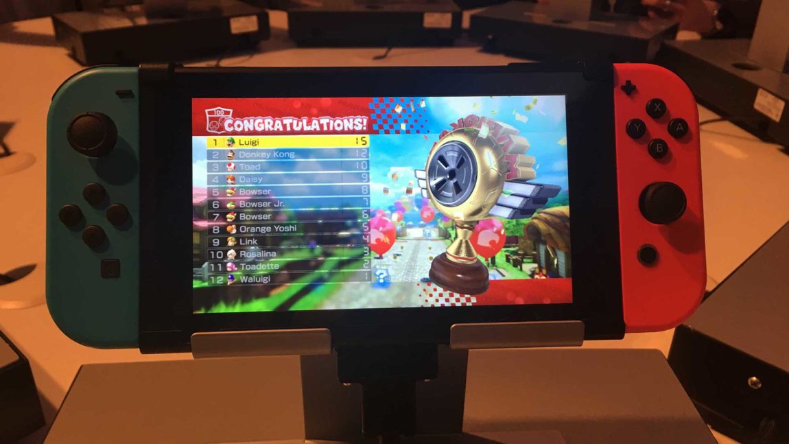 Du kan feste Joy-Con-kontrollerne på hver side av skjermen, slik at Switch blir en håndholdt konsoll du kan ta med deg. (Foto: NRK P3).
