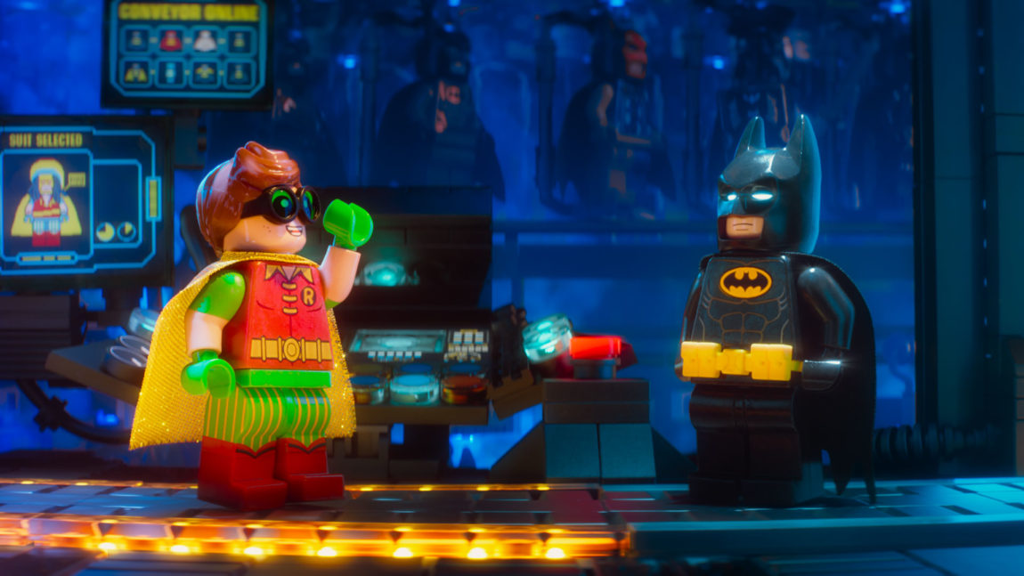 Robin er gira fordi han har fått seg en snasen superheltdrakt i Lego-Batman-filmen. (Foto: SF Studios).