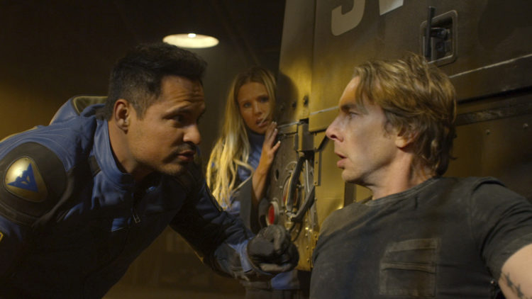 Frank Poncherello (Michael Peña) og Jon Baker (Dax Shepard) forsøker å redde Jons kone Karen (Kristen Bell) i "CHiPs - Crazy Patrol". (Foto: SF Studios)