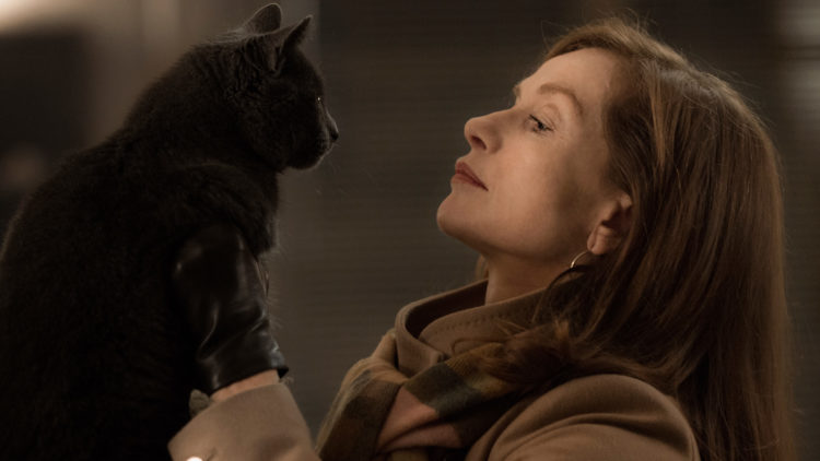 Michèle (Isabelle Huppert) og katten Marty i "Elle". (Foto: United International Pictures)