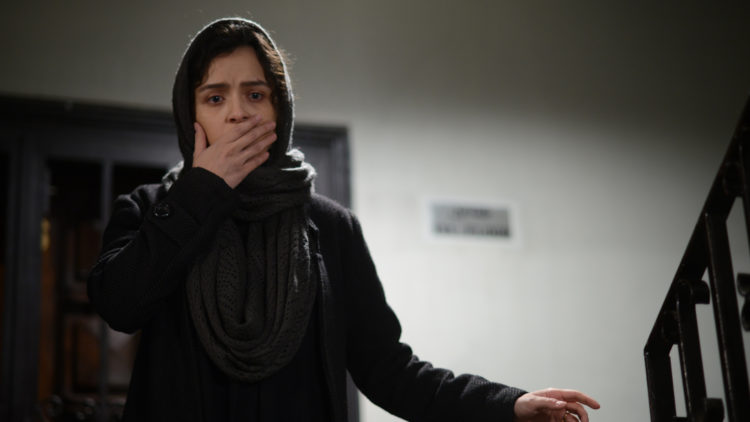 Rana (Taraneh Alidoosti) blir sjokkert av en hendelse i "En handelsreisende". (Foto: Norsk Filmdistribusjon)