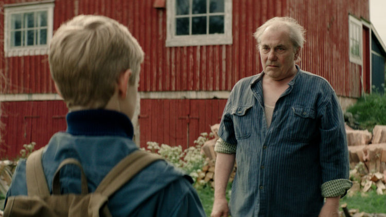 Oskar (Odin Eikre) må tilbringe sommeren med bestefaren Helmer (Bjørn Sundquist) i "Oskars Amerika". (Foto: Storytelling Media)