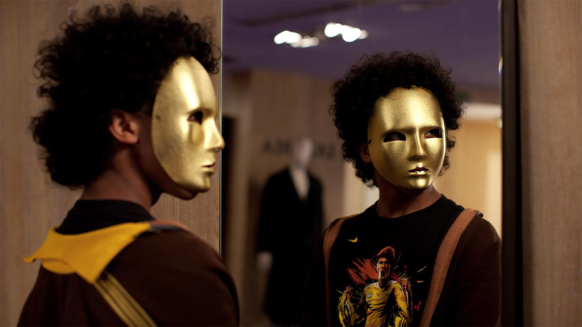 Jamil McCraven leker seg med en gullmaske på kjøpesenteret i Nocturama. (Foto: Another World Entertainment).