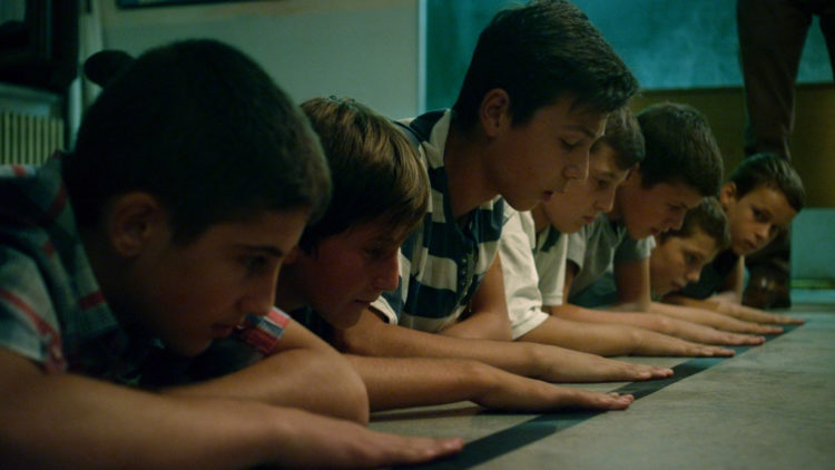 Guttene i en makedonsk skoleklasse blir tvunget til samhandling i "Fluefangeren". (Foto: Europafilm)