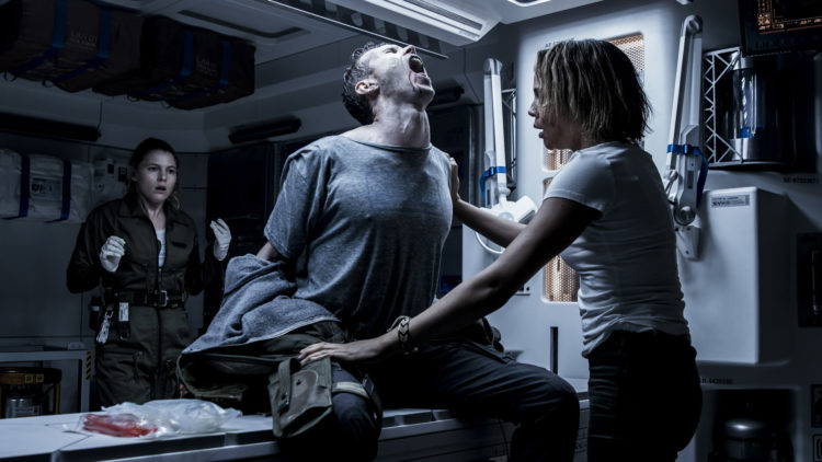 En av mannskapet ombord i romskipet Covenant sliter med noe voldsomt i "Alien: Covenant" (Foto: 20th Century Fox)