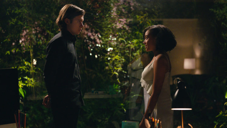 Olly (Nick Robinson) og Maddy (Amandla Stenberg) møtes utendørs i "Everything, Everything". (Foto: SF Studios)
