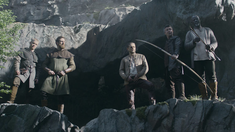 Freddie Fox, Craig McGinlay, Charlie Hunnam, Aidan Gillen og Djimon Honsou i "King Arthur: Legend of the Sword". (Foto: SF Studios)
