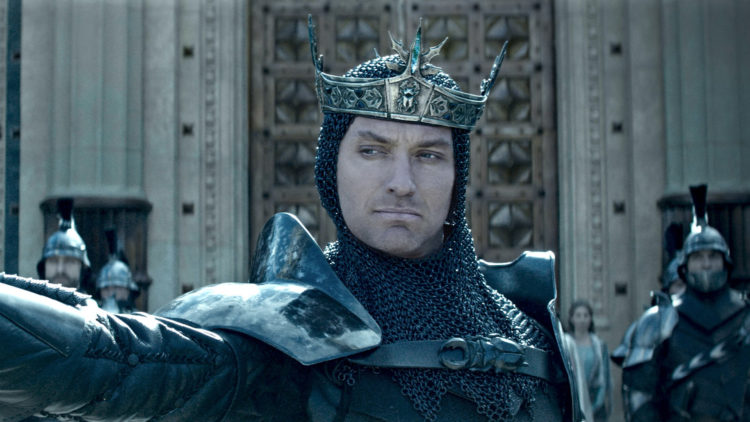 Kong Vortigern (Jude Law) har urettmessig besteget tronen i "King Arthur: Legend of the Sword". (Foto: SF Studios)