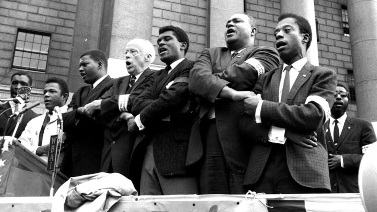 Borgerrettsforkjempere i New York synger til minne om fire jenter som ble drept i et bombeangrep på en kirke i sørstatsbyen Birmingham i 1963. James Baldwin til høyre. (Foto: Scanpix)