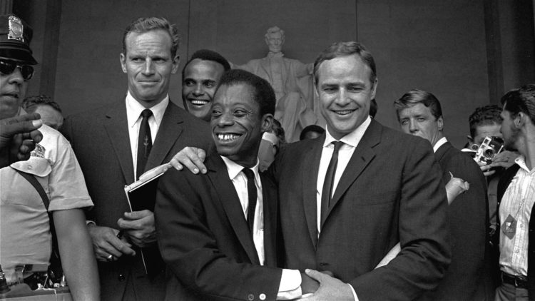 Charlton Heston, Harry Belafonte, James Baldwin og Marlon Brando på Lincoln Memorial under en protestmarsj i Washington, 28. august 1963. (Foto: AP)