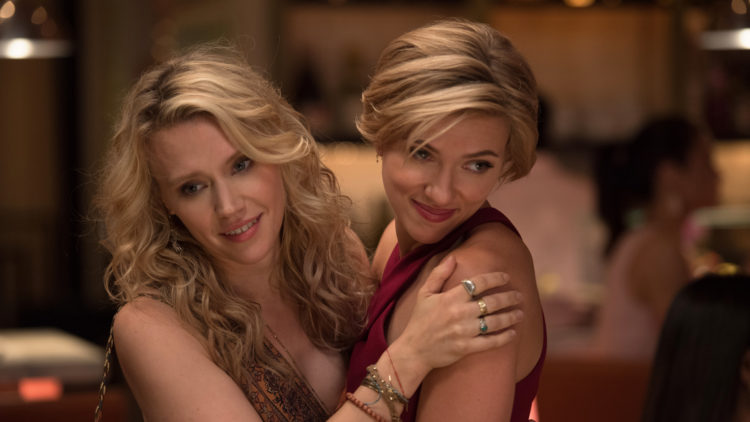 Scarlett Johansson (t.h.) og Kate McKinnon spiller to av hovedrollene i "Siste kveld med jentene". (Foto: United International Pictures)