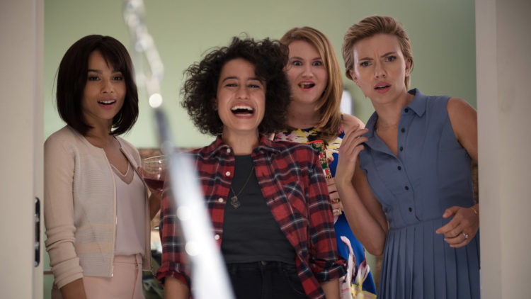 Blair (Zoë Kravitz), Frankie (Ilana Glazer) Alice (Jillian Bell) og Jess (Scarlett Johansson) i "Siste kveld med jentene". (Foto: United International Pictures)