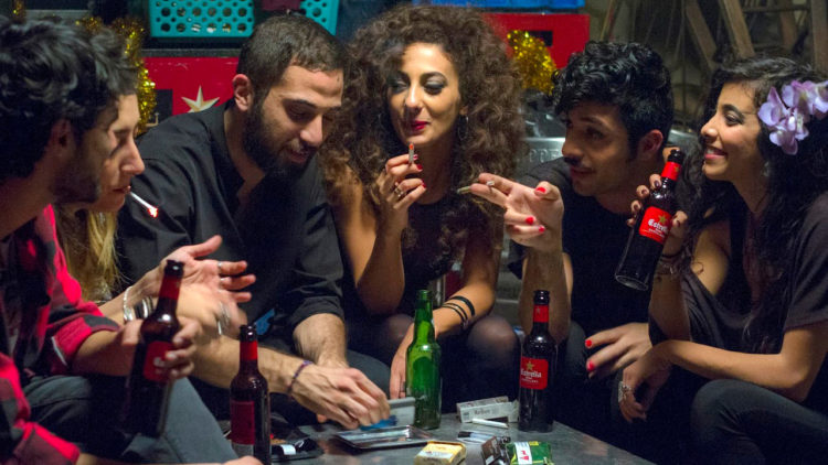 Leila (Mouna Hawa) er ikke fremmed for å ruse seg på fest. (Foto: Storytelling Media).