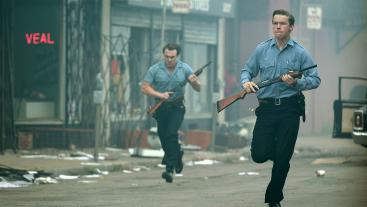 Politioffiseren Krauss (Will Poulter, t.h.) jakter på en plyndrer i dramaet "Detroit". (Foto: SF Studios)