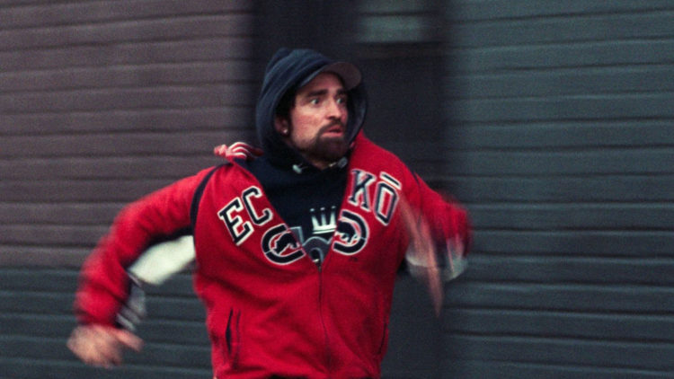 Robert Pattinson gjør sin karrieres beste rolle i Safdie-brødrenes gode thriller "Good Time". (Foto: Europafilm)