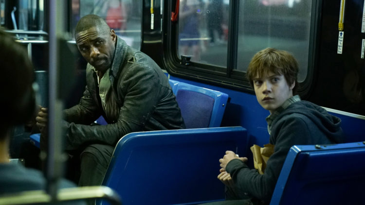 Roland (Idris Elba) og Jake (Tom Taylor) hopper mellom verdener i "The Dark Tower". Her er de i New York. (Foto: United International Pictures)