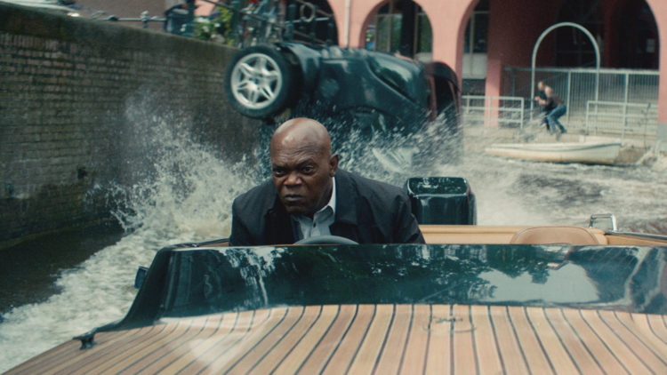 Kincaid (Samuel L. Jackson) kjører speedbåt i Amsterdam i "The Hitman's Bodyguard". (Foto: United International Pictures)