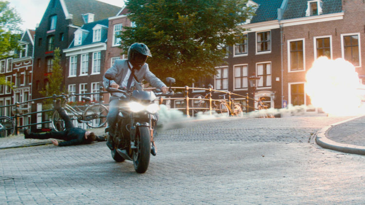 Michael Bryce (Ryan Reynolds) kjører motorsykkel i trange gater i "The Hitman's Bodyguard". (Foto: United International Pictures)