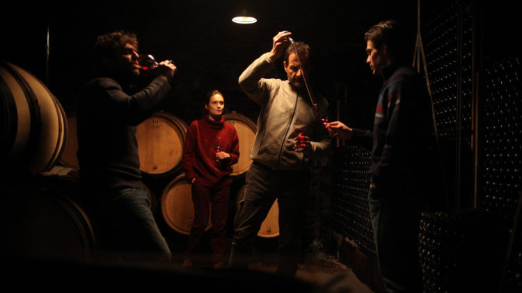 Vinsmaking er selvsagt en del av jobben i "Vår vingård i Bourgogne". (Foto: SF Studios)