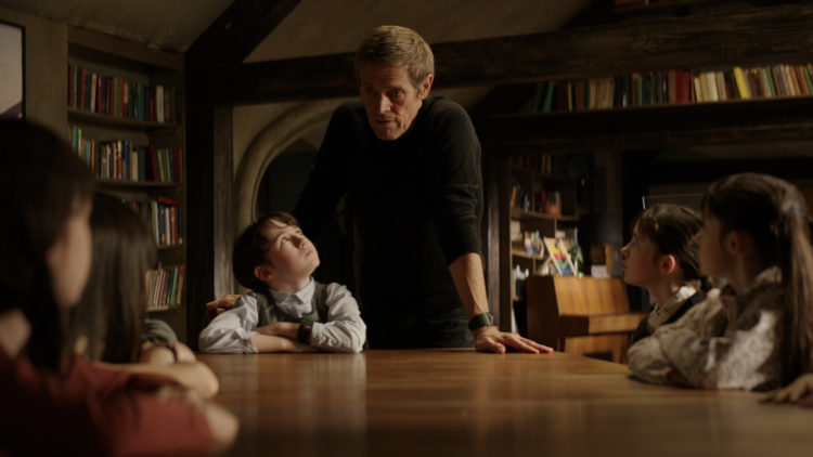 Terrence (Willem Dafoe) skjuler sine barnebarn for myndighetene i "What Happened To Monday" (Foto: Norsk Filmdistribusjon)