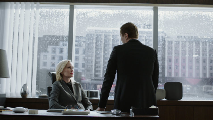Elea (Ellen Dorrit Petersen) må ta vanskelige valg om firmaet skal overlevet.(Foto: TV 3, Viaplay)