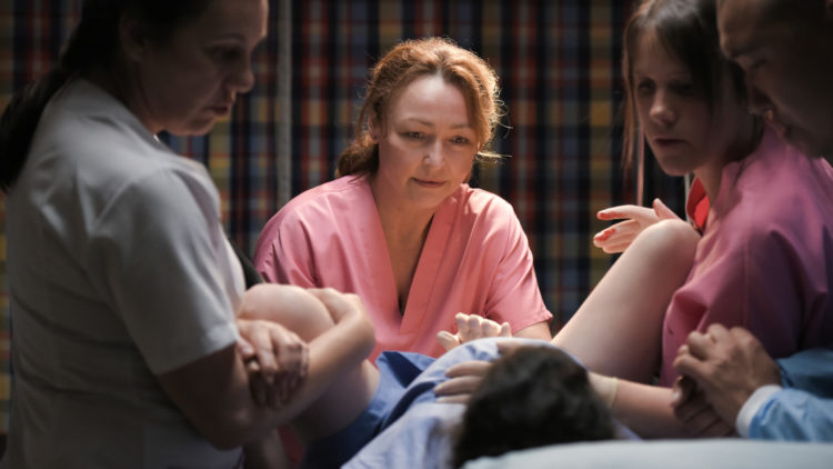 Skuespiller Catherine Frot tok i mot fem babyer under innspillingen av "Jordmoren". (Foto: AS Fidalgo)
