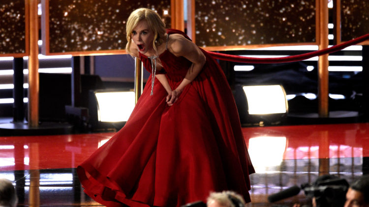 Nicole Kidman vant prisen for beste hovedrolle i en miniserie. En av fem priser til Big Little Lies under den 69. utgaven av Emmy-utdelingen.(Foto: NTBScanpix, Chris Pizzello/Invision/AP)