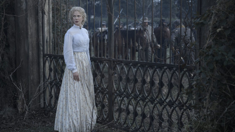 Miss Martha (Nicole Kidman) ved porten til skolen hun er bestyrer for i "The Beguiled". (Foto: United International Pictures)