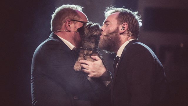 Steinar og Tore kysser Biggie (Foto: Kim Erlandsen, NRK P3).