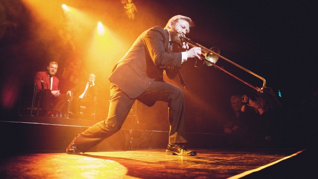 Bjarte trakterer trombonen (Foto: Kim Erlandsen, NRK P3).