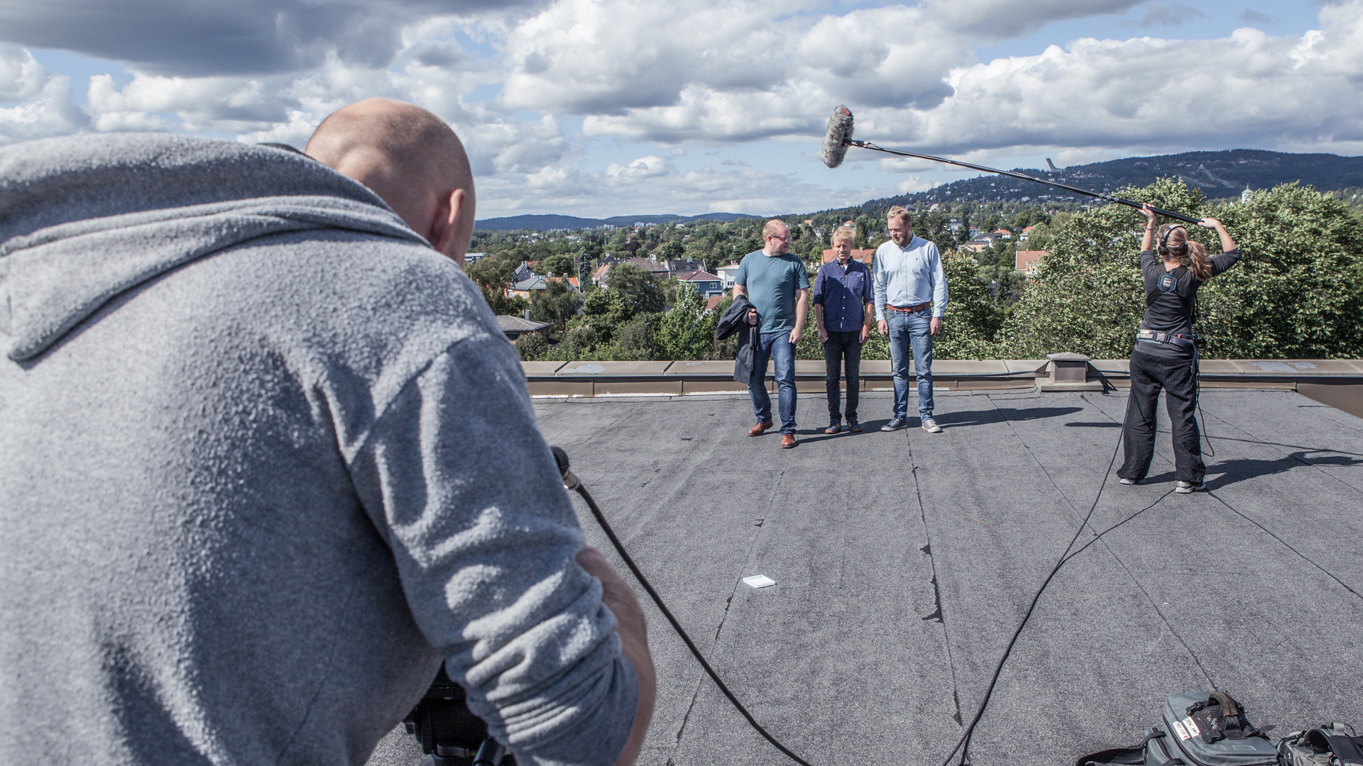 Steinar, Tore og Bjarte på taket under innspilling til Valgvake-promo 2013. Foto: Mattis Folkestad/NRK.