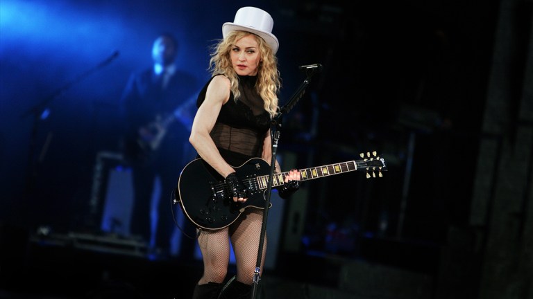 Madonna hisser seg opp over låtlekkasje