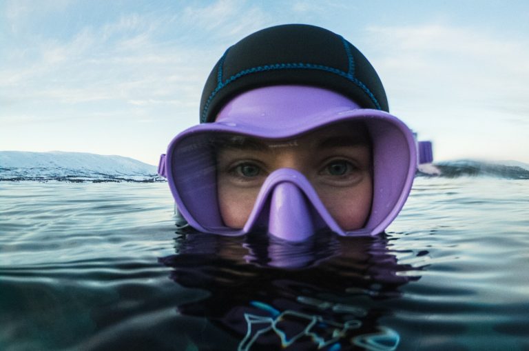 Ida (25) kjempar for klimaet ved å knuse kråkebollar på havbotnen