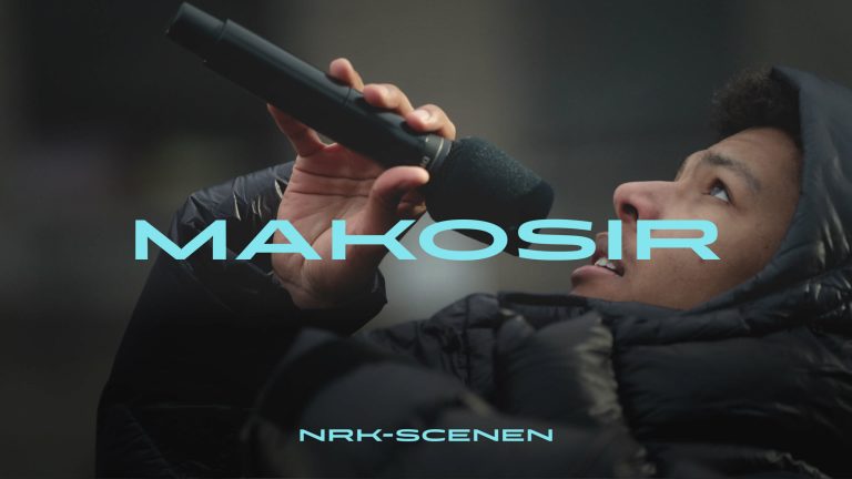 Se Makosir-episoden av «NRK-scenen»