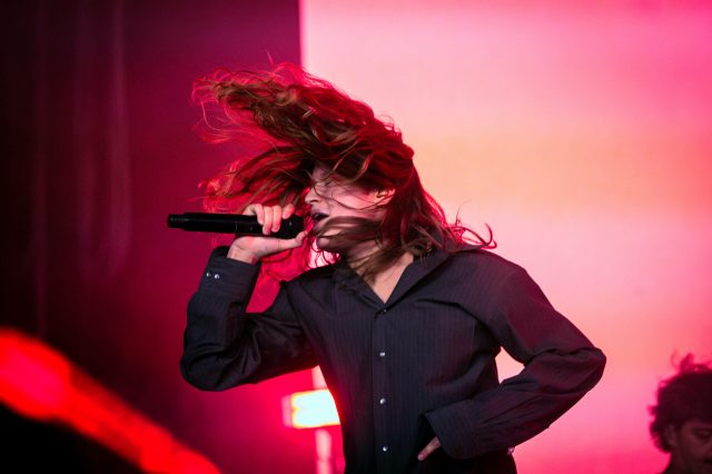 Bilde av Girl in red på Øya hUN SLENGER PÅ håret og har på deg en rød skjorte