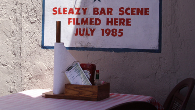 Sleazy bar scene. (Foto: NRK)