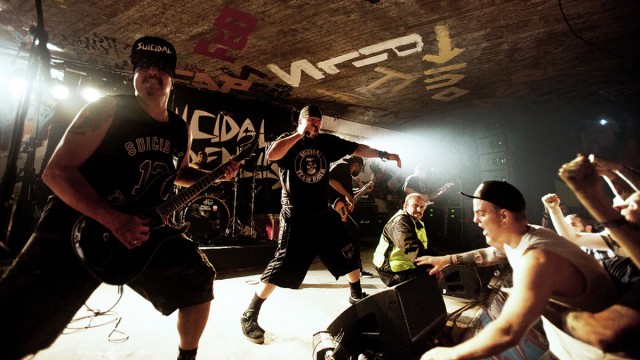 Suicidal Tendencies og vokalist Mike Muir i toppform på Oslos østkant. Foto: NRK/Tom Øverlie