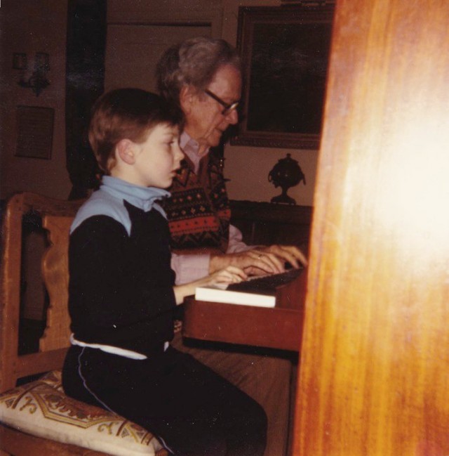 Pappa øver piano med Steinjo.