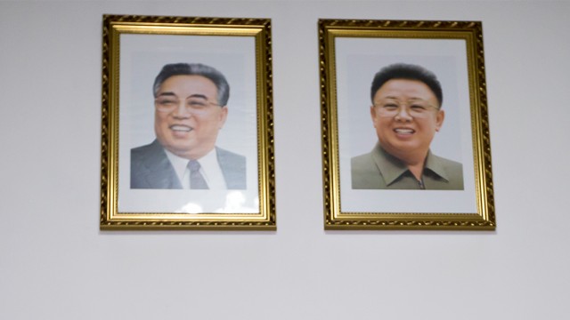 Portrett av to tidligere ledere i Nord-Korea. Fra høyre Kim Il Sung og Kim Jong Il.  (FOTO:  AP/Andy Wong).