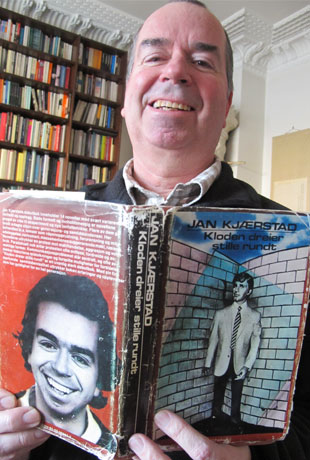 Jan Kjærstad med sin første bok (Foto: Anne Dorte Lunås, NRK)