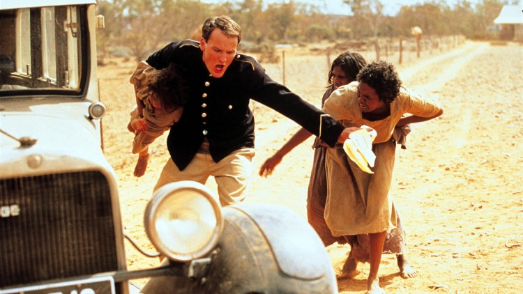 Tianna Sansbury (Daisy), Jason Clarke (Konstabel Riggs), Everlyn Sampi (Molly) og Ningali Lawford (Mollys mor) i Rabbit-Proof Fence (Foto: Norsk Filmdistribusjon).