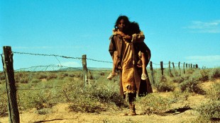 Everlyn Sampi (Molly) og Tianna Sansbury (Daisy) i Rabbit-Proof Fence (Foto: Norsk Filmdistribusjon).