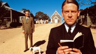 Garry McDonald (Mr. Neal) og Kenneth Branagh (Mr. Neville) i Rabbit-Proof Fence (Foto: Norsk Filmdistribusjon).